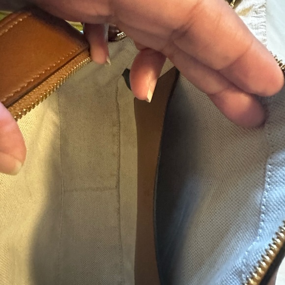 Gucci crossbody! Like new, the box isn’t in the best shape as it endure a flight - Picture 3 of 11